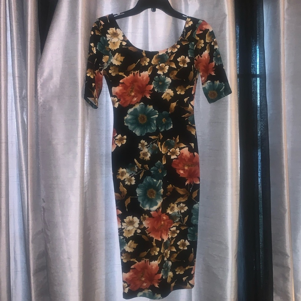 January 7. Bottom of knee dress size small